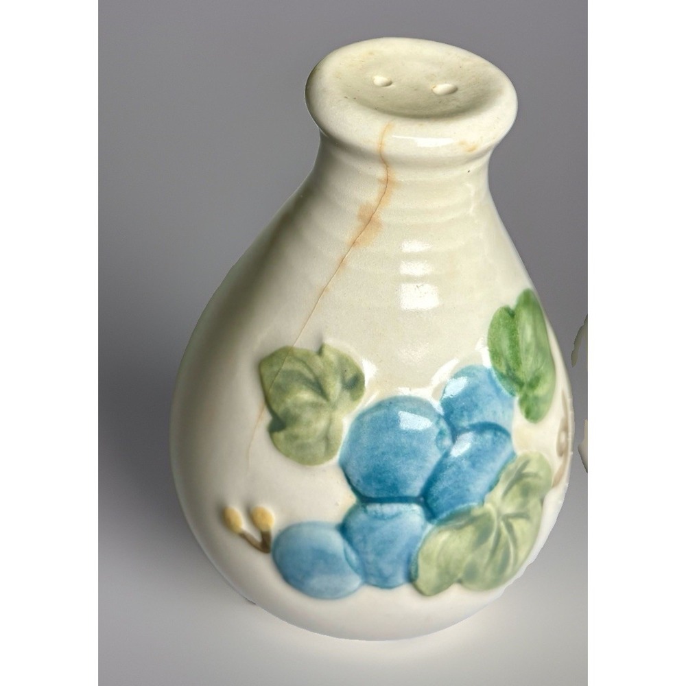 Metlox Poppytrail  Sculptured Grape Salt & Pepper Shakers - Picture 2 of 5